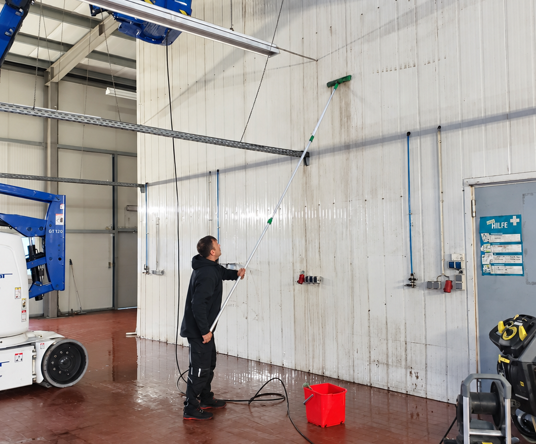 Industrie- & Hallenreinigung – Die Saubermänner